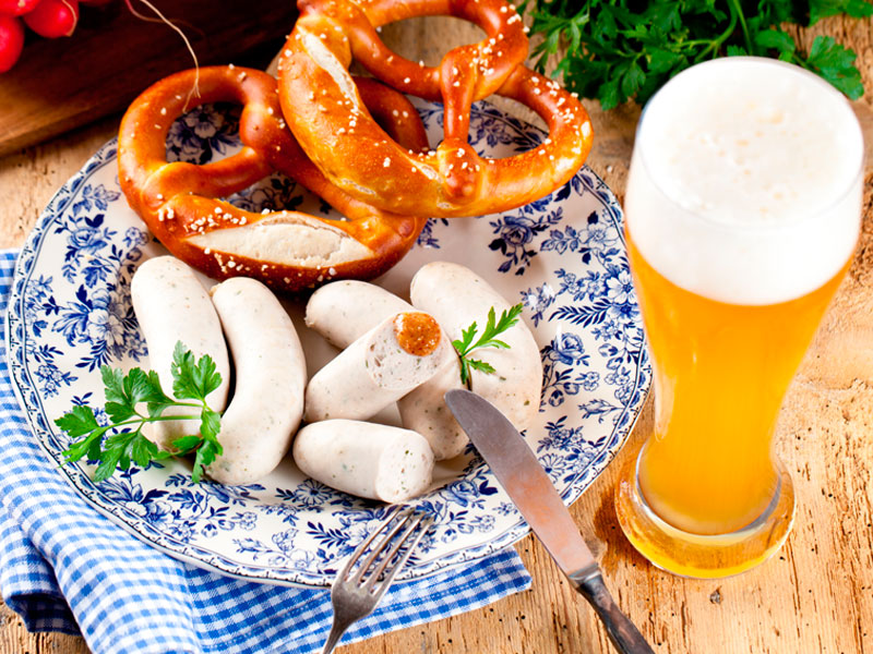 Weißwurst-Gedeck – mit Breze, Senf, und Weißbier Weißwurst-Gedeck – mit Breze, Senf, und Weißbier